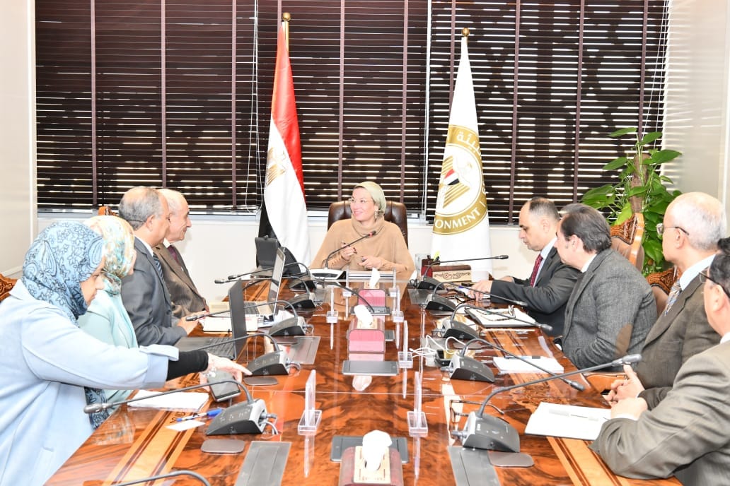 وزيرة البيئة تناقش آليات التعامل مع موجات الطقس ونوبات تلوث الهواء