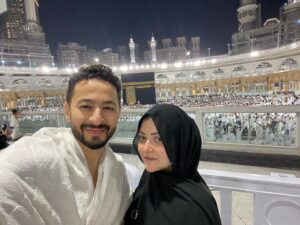 حمادة هلال يهنئ زوجته بعيد ميلادها أمام الكعبة