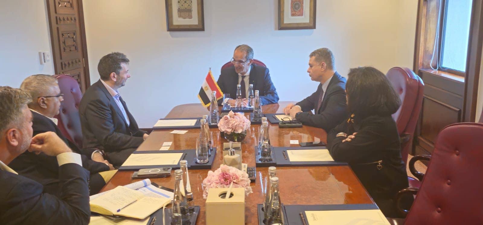 وزير الاتصالات يبحث مع نائب رئيس “جوجل” الخطط الاستثمارية للشركة فى مصر