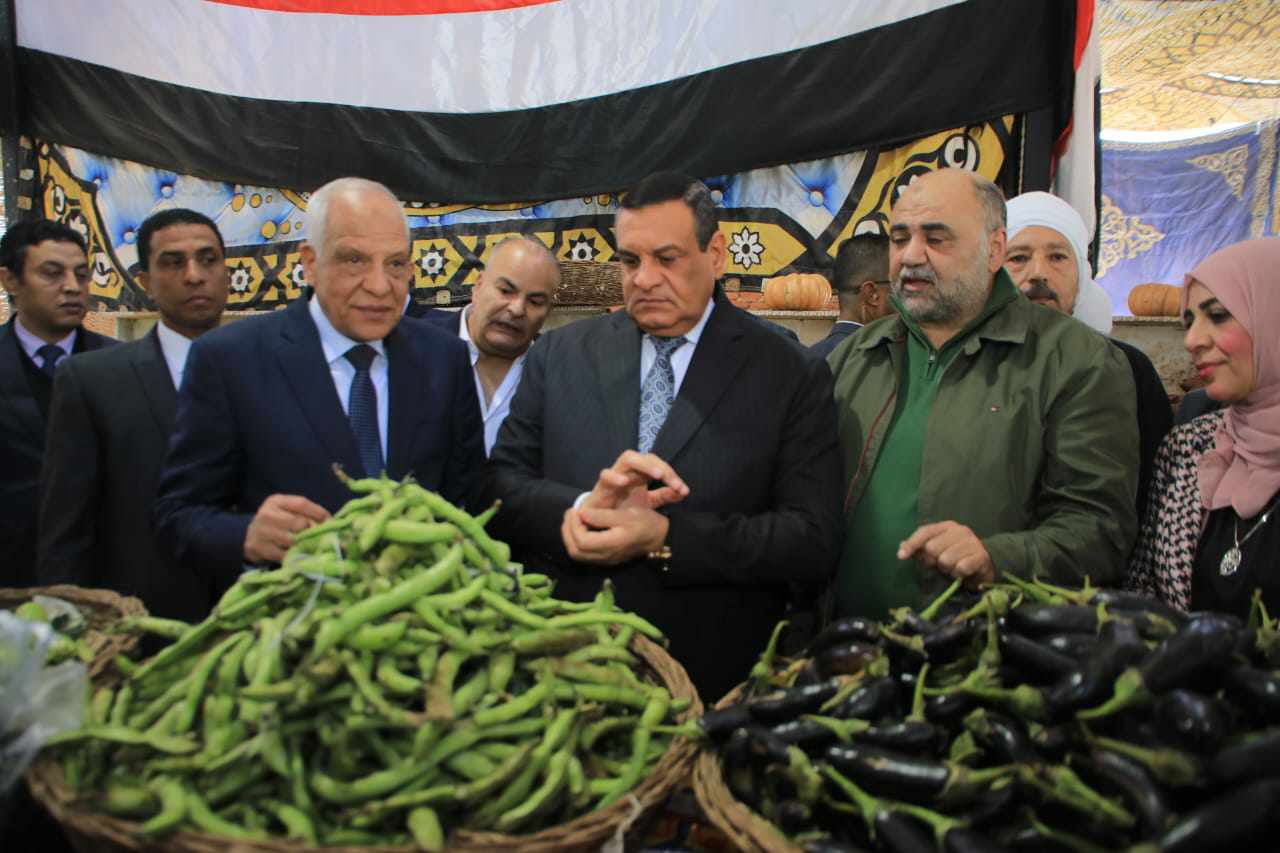 جولة لوزير التنمية المحلية ومحافظ الجيزة في سوق الجملة بالسادس من أكتوبر