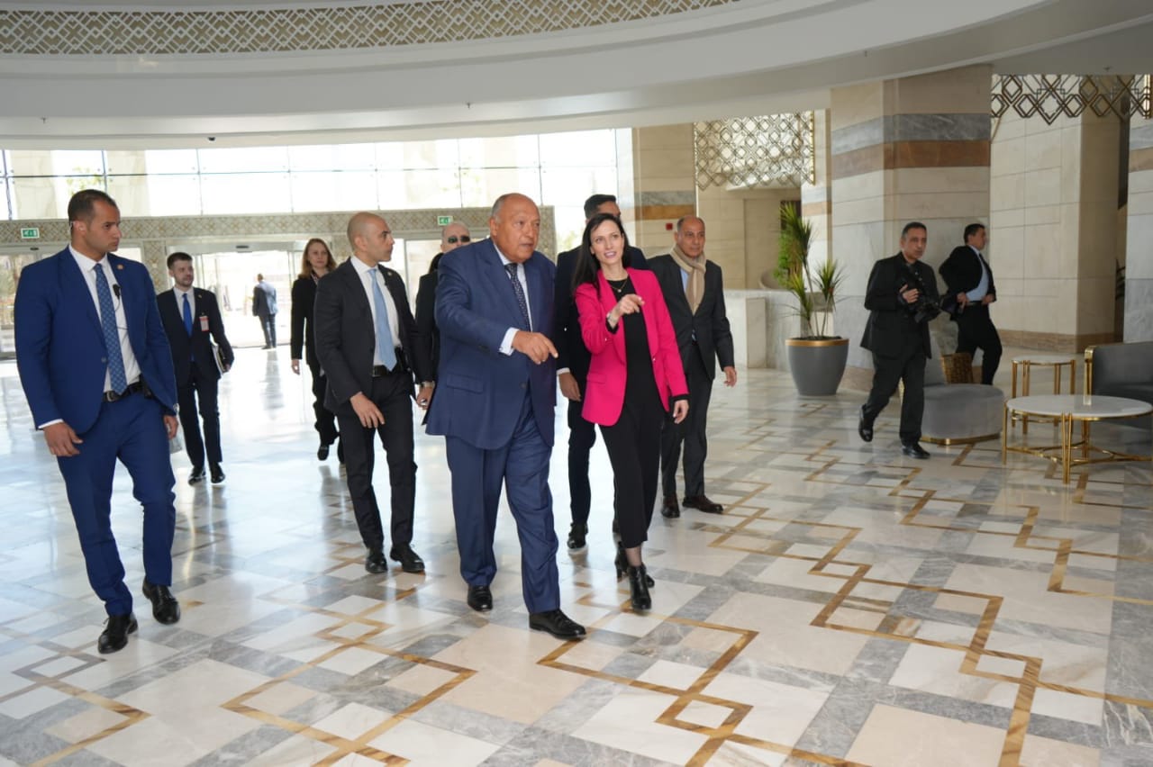 وزير الخارجية يستقبل نظيرته البلغارية ويصطحبها إلى مقر مجلس الوزراء