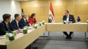 رئيس هيئة الرعاية الصحية يبحث التعاون مع رواد أعمال الجانبين الفرنسي والياباني