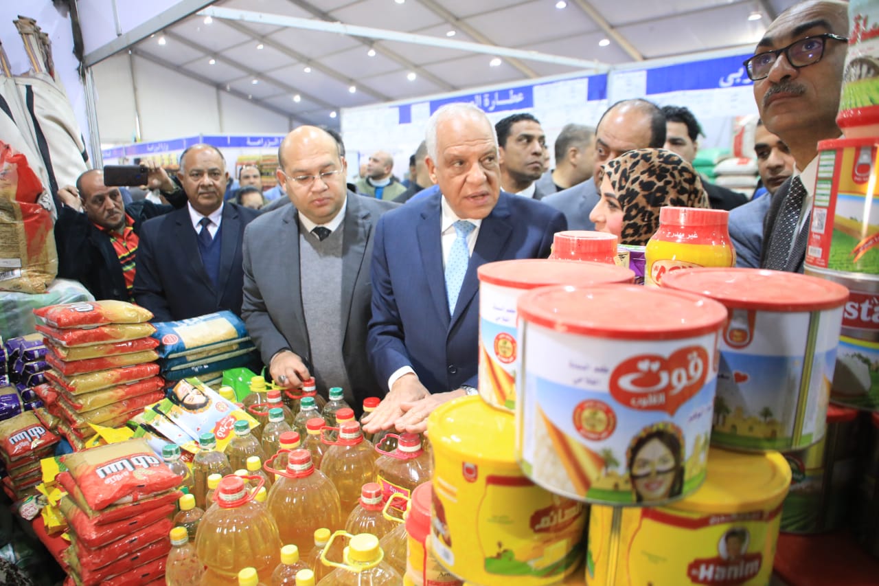بتخفيضات تصل إلى 25% ..محافظ الجيزة يفتتح معرض “أهلًا رمضان” بالعمرانية