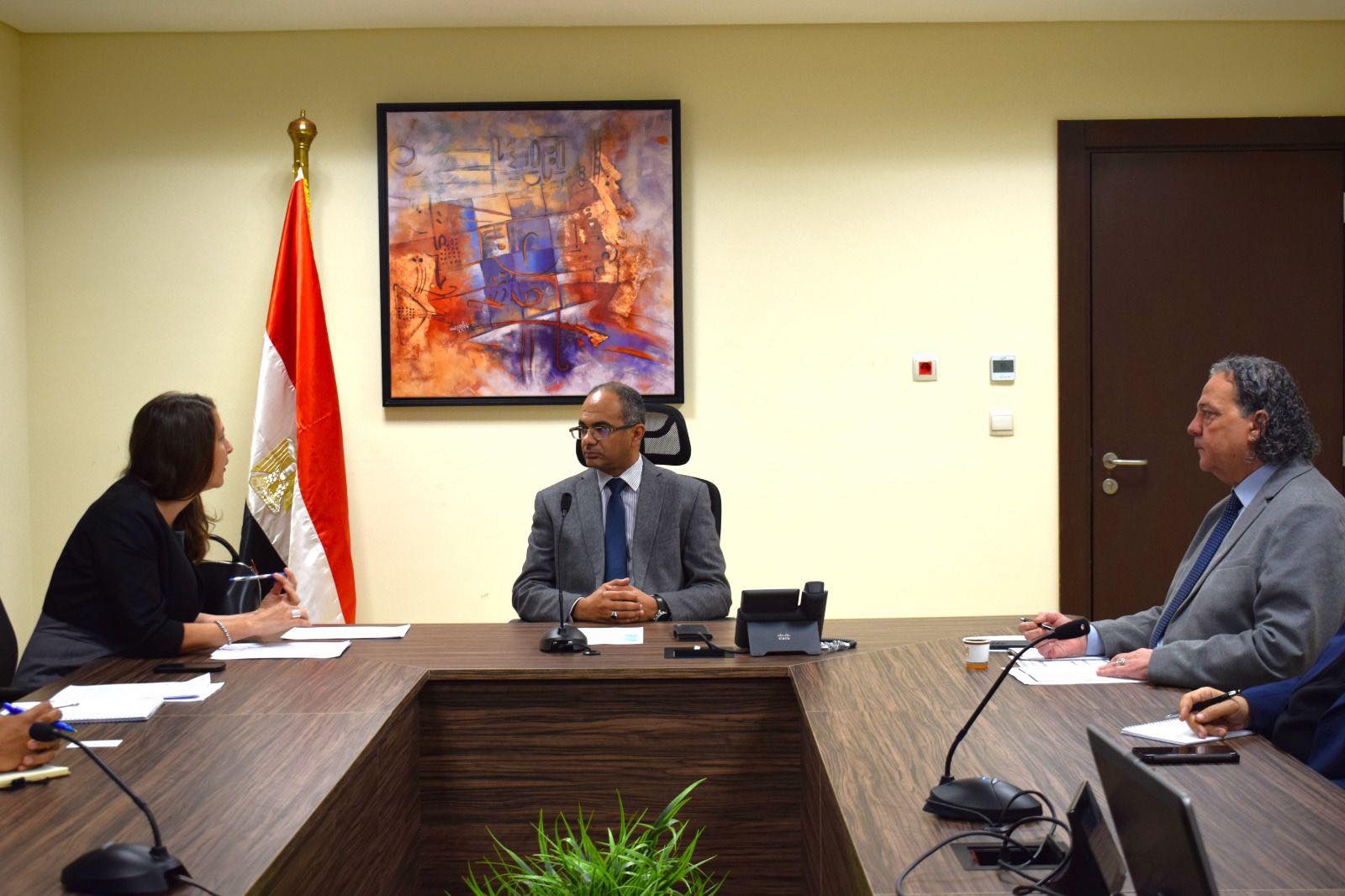 الإسكان تبحث مع البنك الدولي والوكالة الفرنسية للتنمية تنفيذ مشروعات مياه الشرب والصرف الصحي