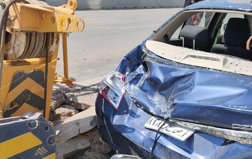 تحطم سيارتين أثر سقوط ونش تابع لمشروع المونوريل بمنطقة التجمع الخامس