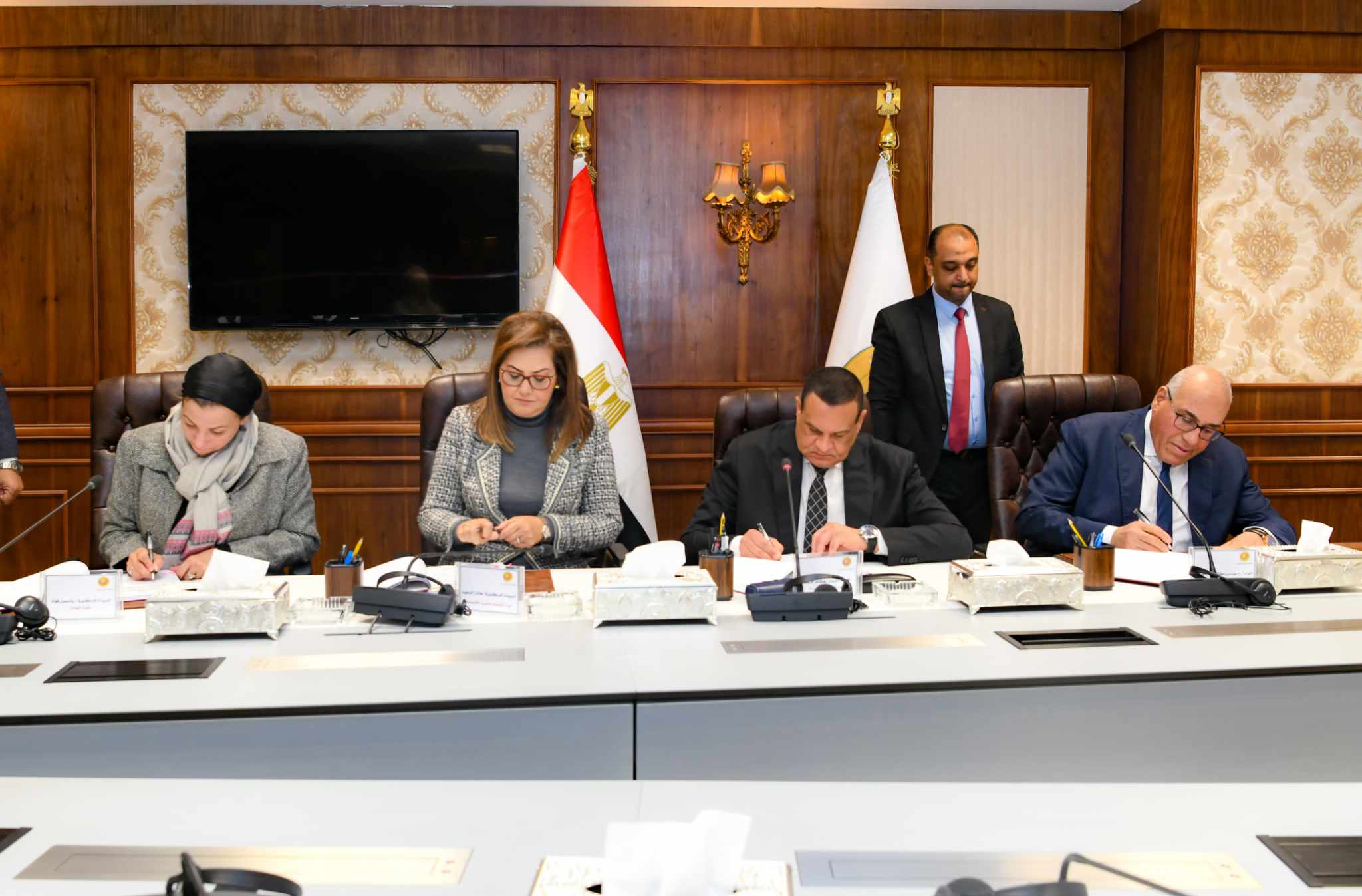 بتكلفة 565 مليون جنيه ..3 وزراء  يوقعون عقود تنفيذ مشروعات المرحلة الخامسة  لمنظومة إزالة تراكمات قمامة