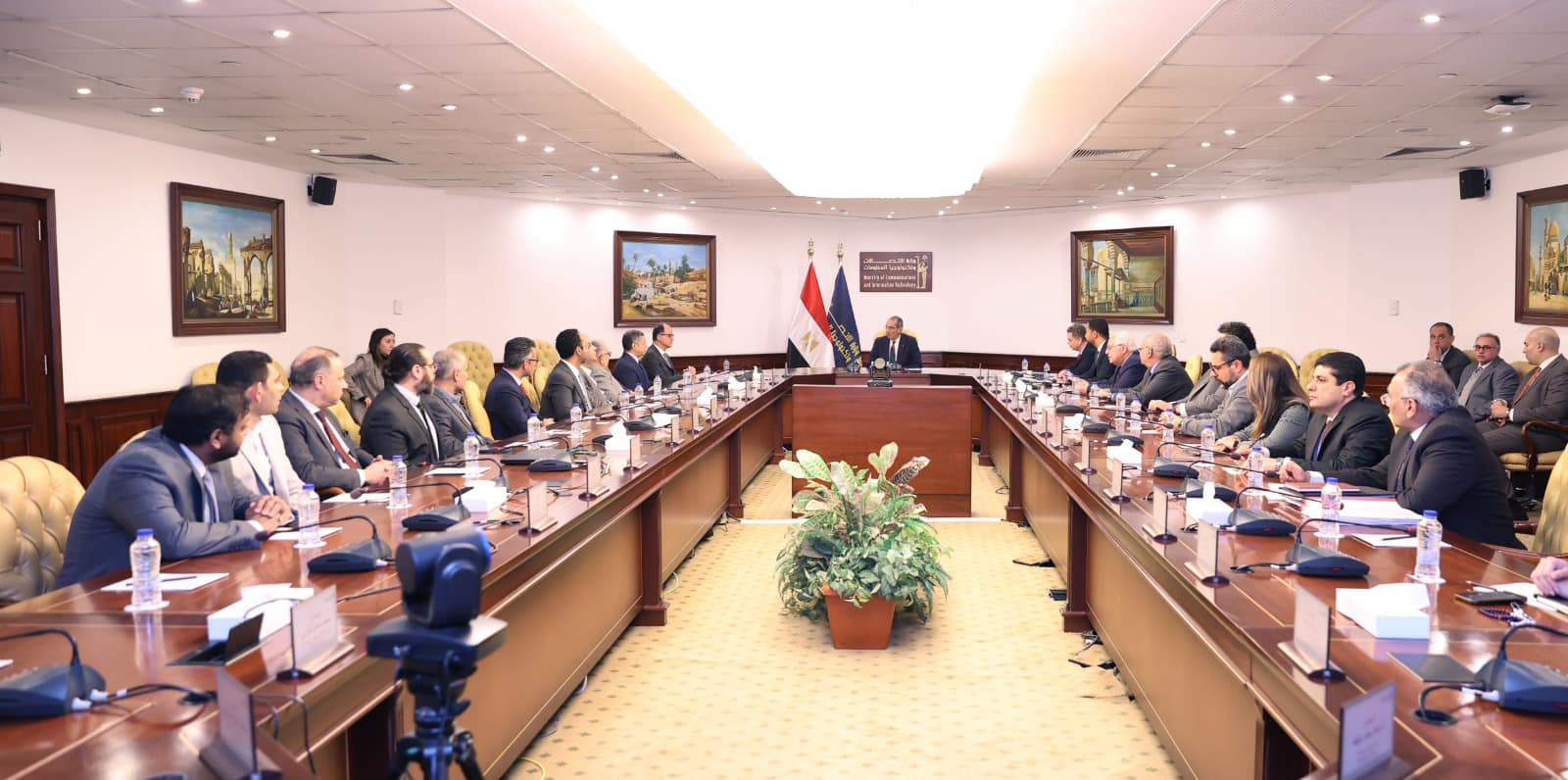 وزير الاتصالات يشهد توقيع عقود تنفيذ مشروع تصميم وتطوير أجهزة الاتصالات الطرفية (راوتر) الداعمة للإنترنت الأرضى فائق السرعة