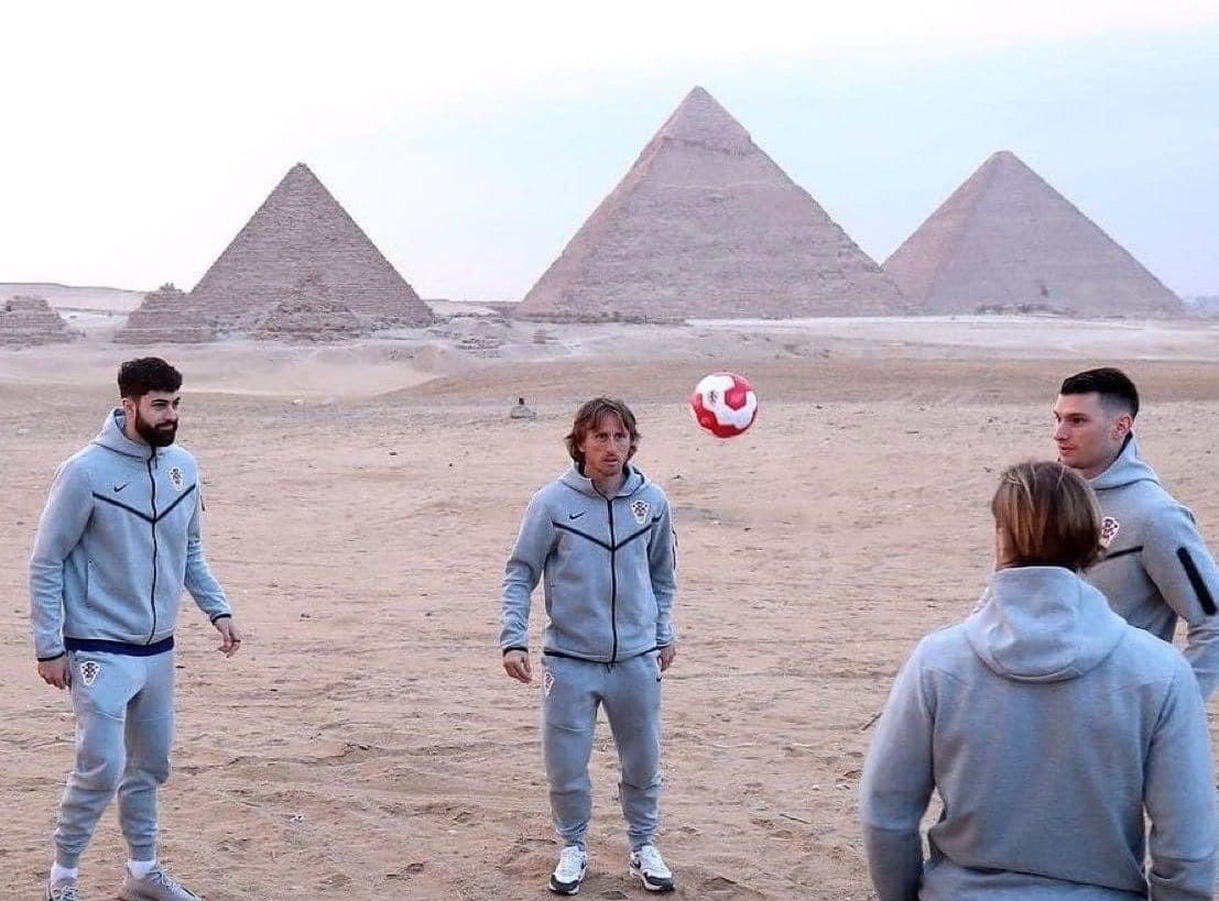 نجوم كرواتيا يستعرضون مهاراتهم أمام الأهرامات