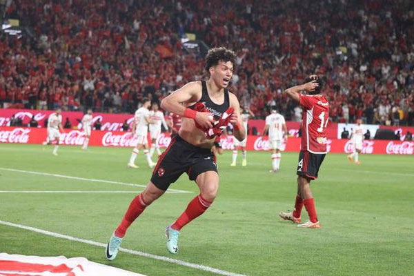 لاعب وسط الأهلي إمام عاشور