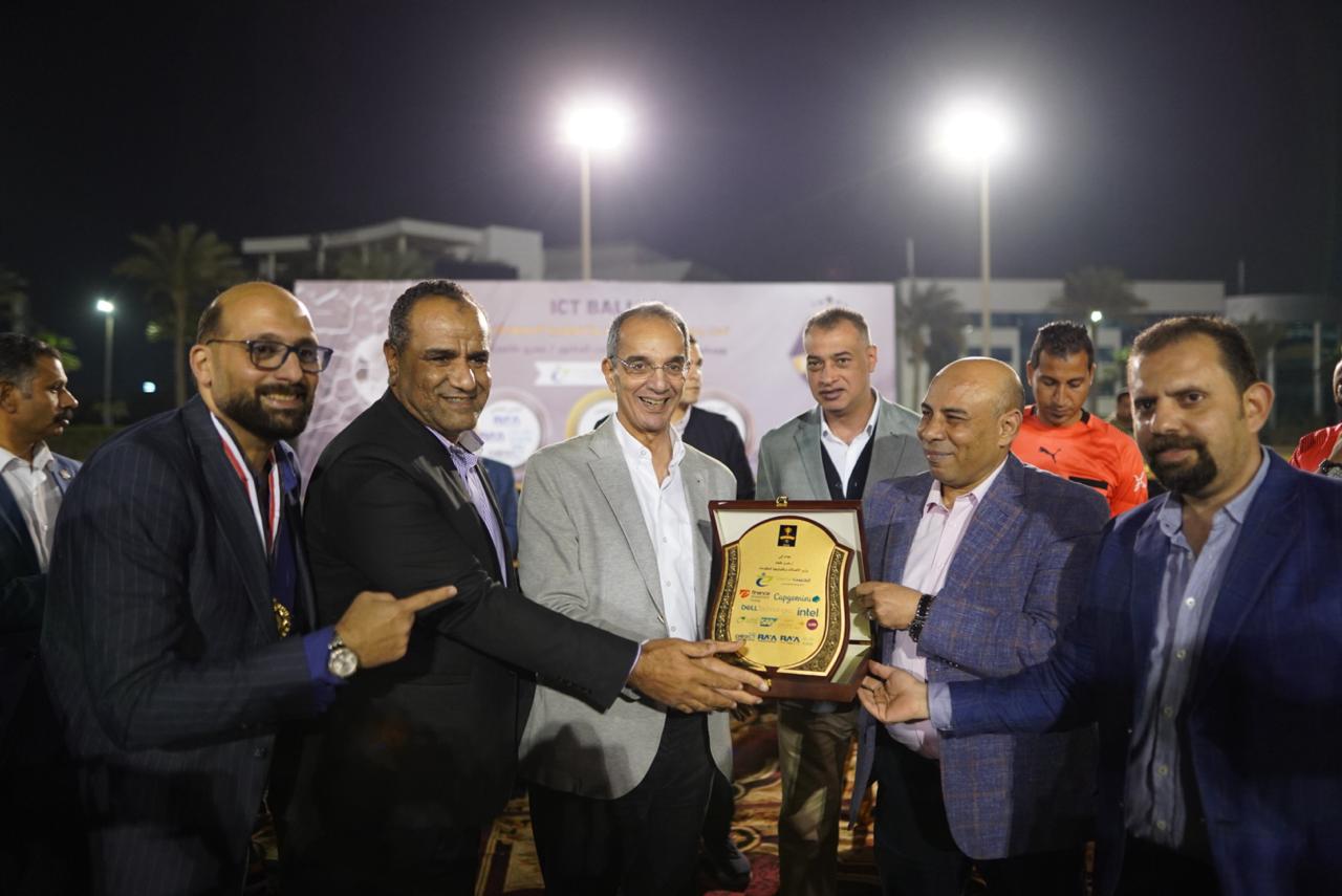 وزير الاتصالات يتوج فريق المصرية للاتصالات بكأس البطولة الرمضانية لقطاع الاتصالات ICTBall”24