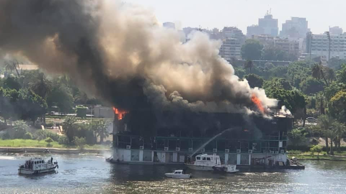 جهود أمن الجيزة لإخماد حريق ضخم في باخرة نيلية