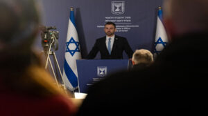 إيقاف المتحدث باسم الحكومة الإسرائيلية بسبب “كاميرون”