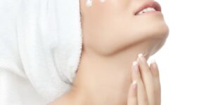وصفة طبيعية للتخلص من تجاعيد الرقبة: زيت الزيتون والعسل