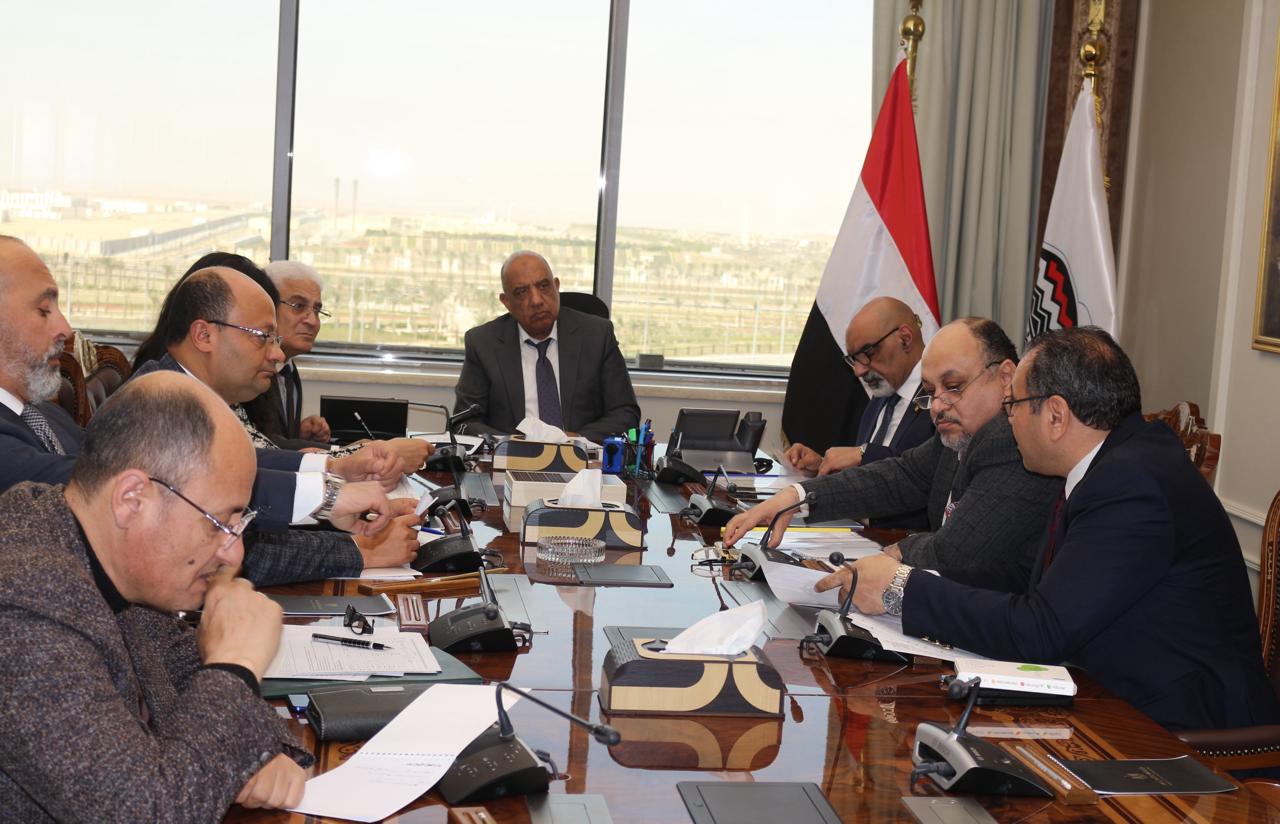 وزير قطاع الأعمال يناقش عددًا من ملفات خدمة العاملين