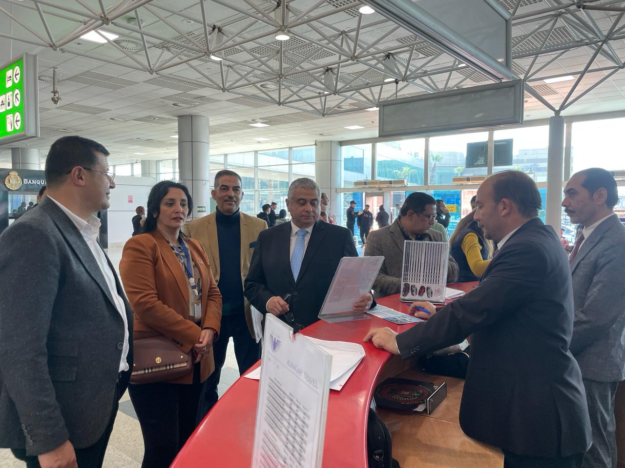 جولة تفقدية لنائبي وزيري الطيران المدنى والسياحة والآثار بمطار القاهرة الدولي لتقييم تجربة السائحين به  