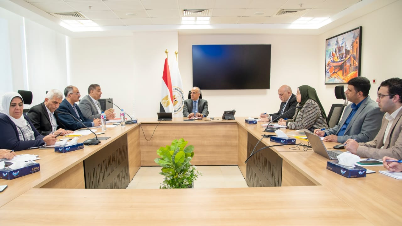 وزير الري يتابع تحصيل مستحقات الوزارة لدى الجهات المختلفة