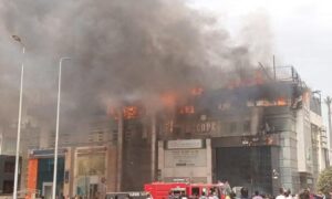 بدء التحقيقات لمعرفة الأسباب .. تفاصيل حريق هائل في مجمع البنوك بالتجمع الخامس