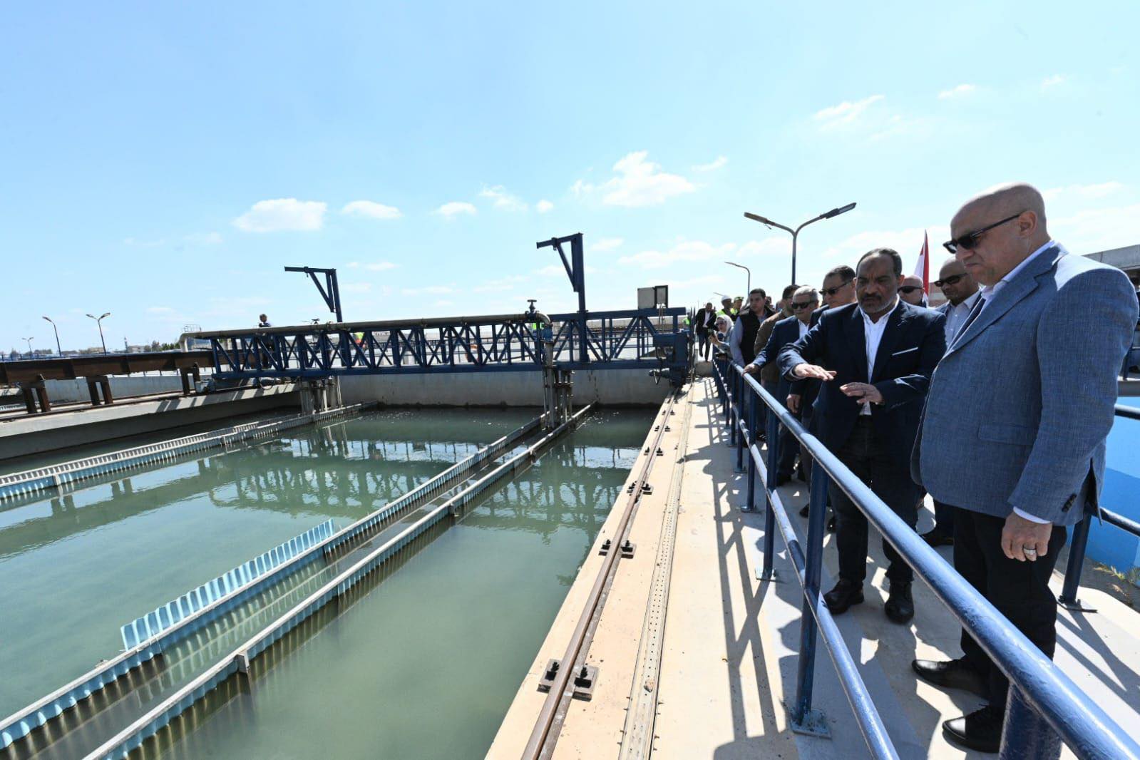 وزير الإسكان ومحافظ الشرقية يتفقدان مأخذ ومحطة تنقية مياه بلبيس بطاقة تصميمية 207 آلاف م3 يومياً