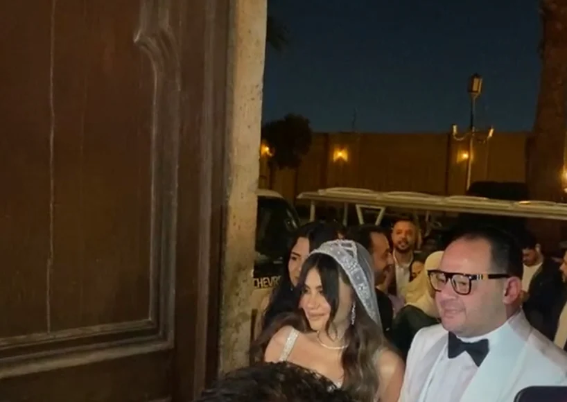 إسماعيل فاروق يحتفل بعقد قرانه مع فريق عمل “حق عرب”..صور