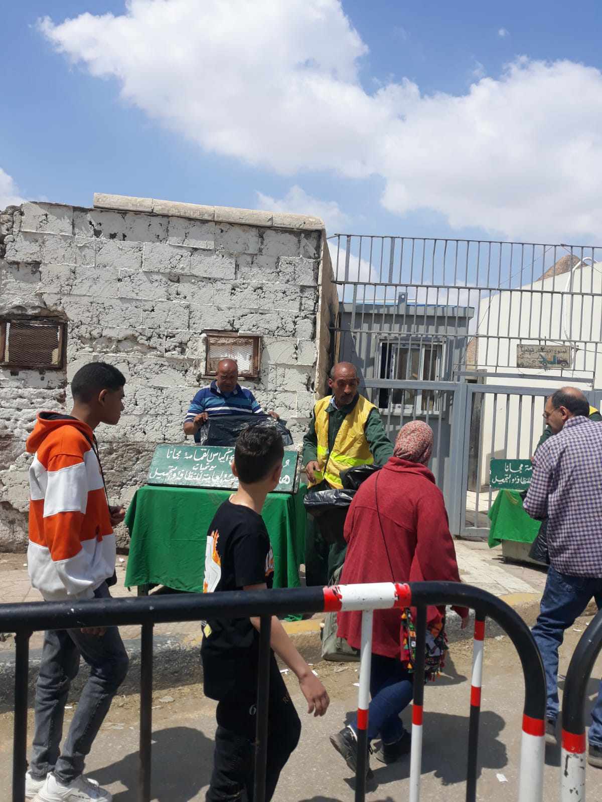 الجيزة توزع 150 ألف كيس بلاستيكي مجانًا لتسهيل عملية جمع المخلفات