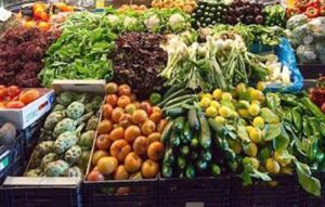 أسعار الخضار والفاكهة اليوم الجمعة