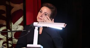 ريهام عبد الغفور تبكي خلال تكريم والدها الراحل أشرف عبد الغفور