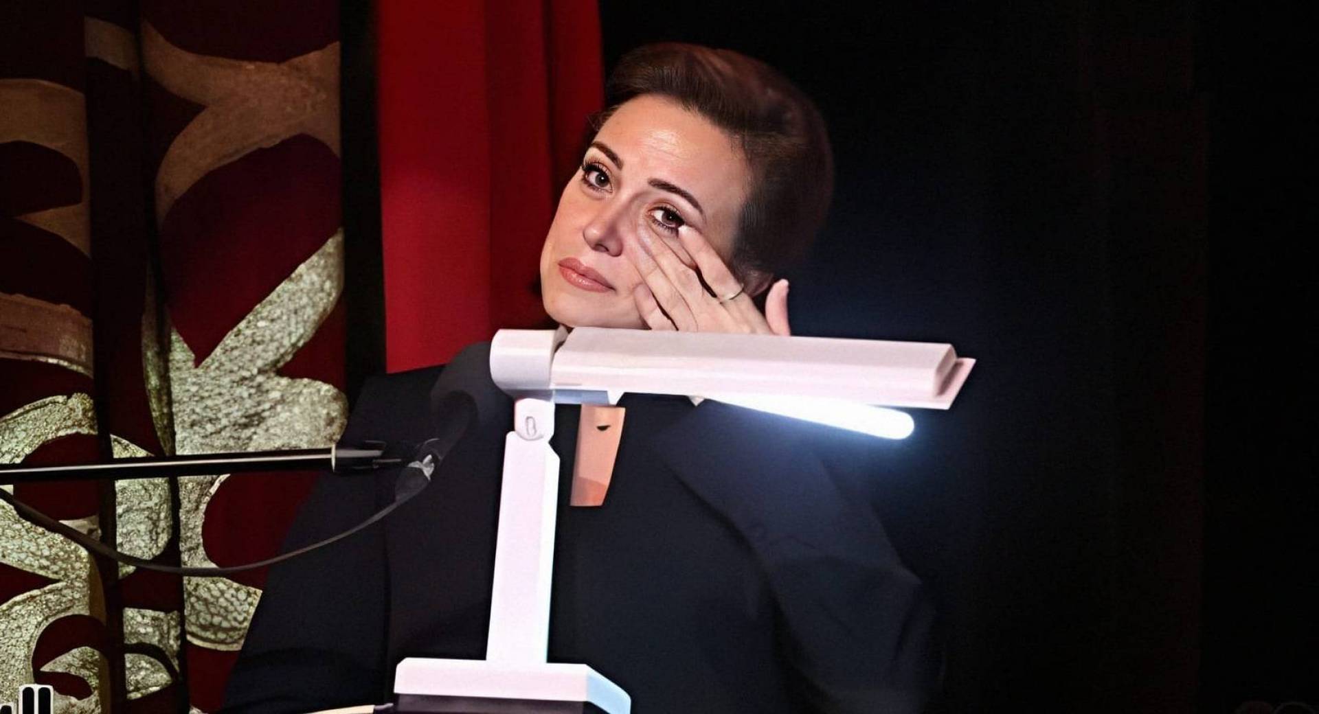 ريهام عبد الغفور تبكي خلال تكريم والدها الراحل أشرف عبد الغفور