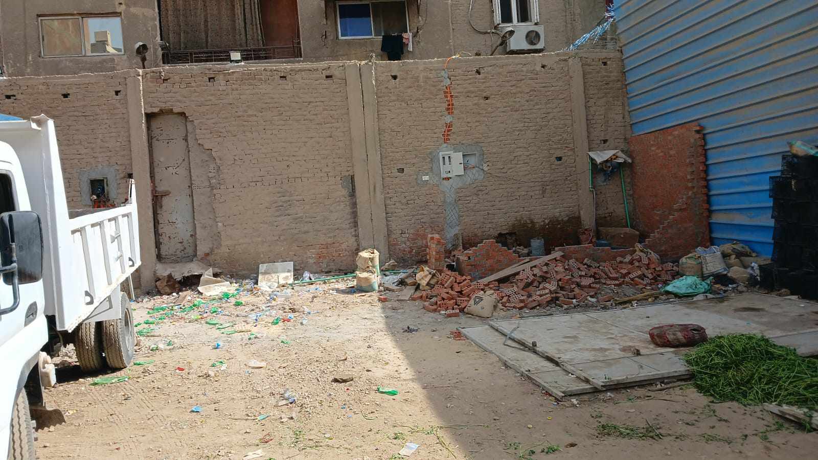 محافظة الجيزة تزيل تعديات لنفايات بلاستيكية لإعادة تدويرها بالمنيرة