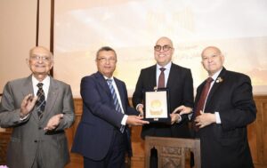 “المهندسين المصرية” تكرم وزير الإسكان وتمنحه العضوية الفخرية