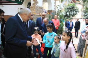 عقب صلاة العيد ..محافظ الجيزة يقدم التهنئة والهدايا للأيتام والمسنين