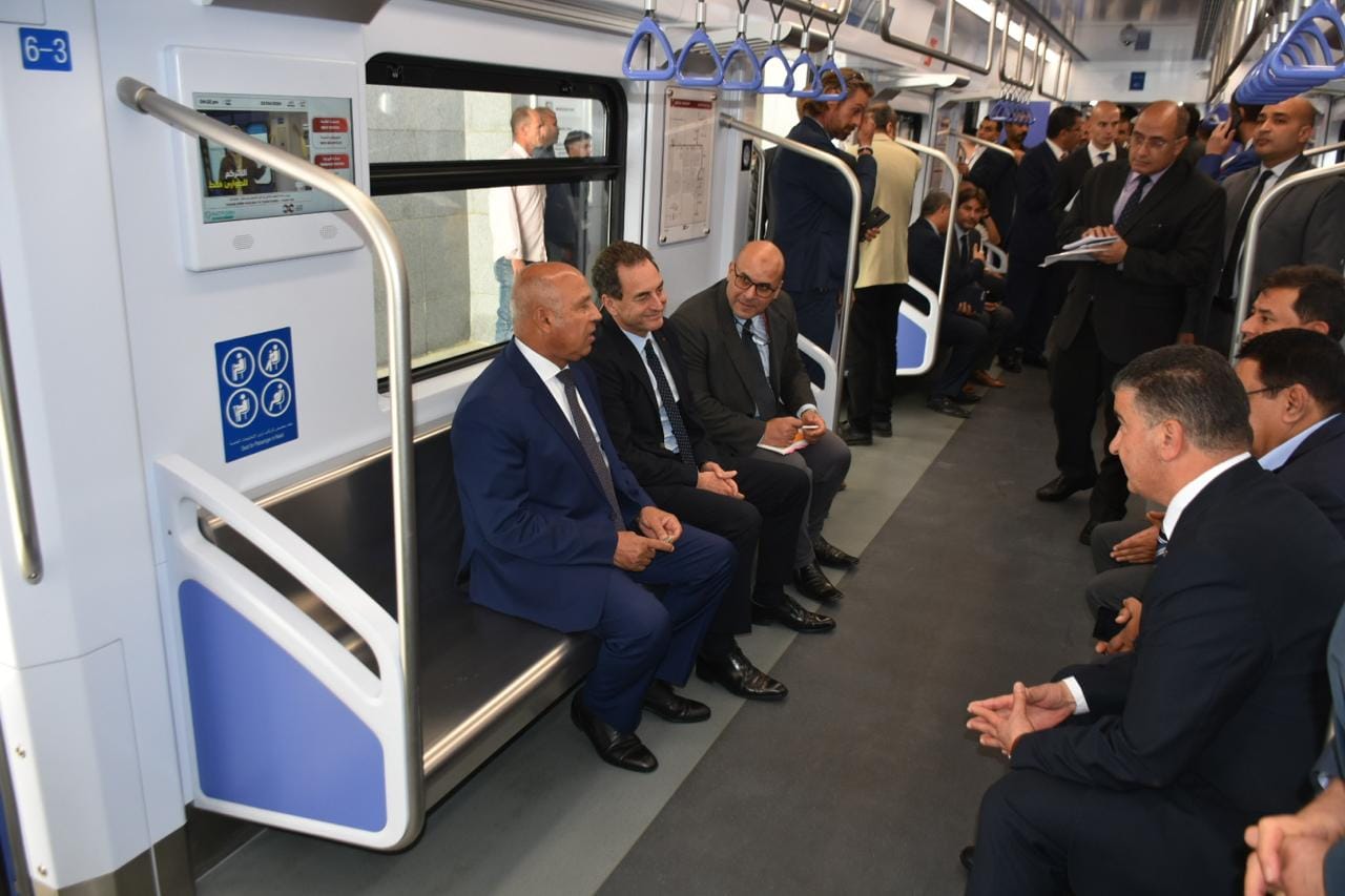 وزير النقل والسفير الفرنسي يتفقدان القطار الكهربائي LRT والخط الثالث للمترو