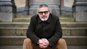 محاولة لإسكات شهود الإبادة الجماعية في غزة.. القصة الكاملة لمنع الطبيب الفلسطيني غسان أبو ستة من دخول فرنسا