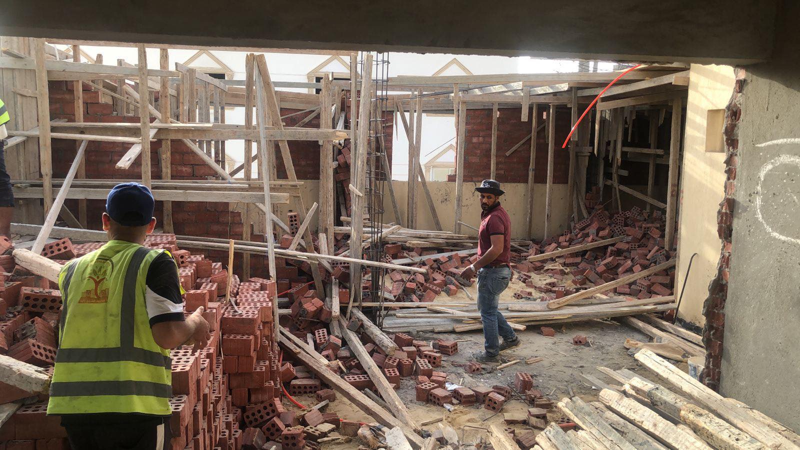 بالصور.. حملات إيقاف وإزالة مخالفات بناء بالشروق والشيخ زايد والعبور