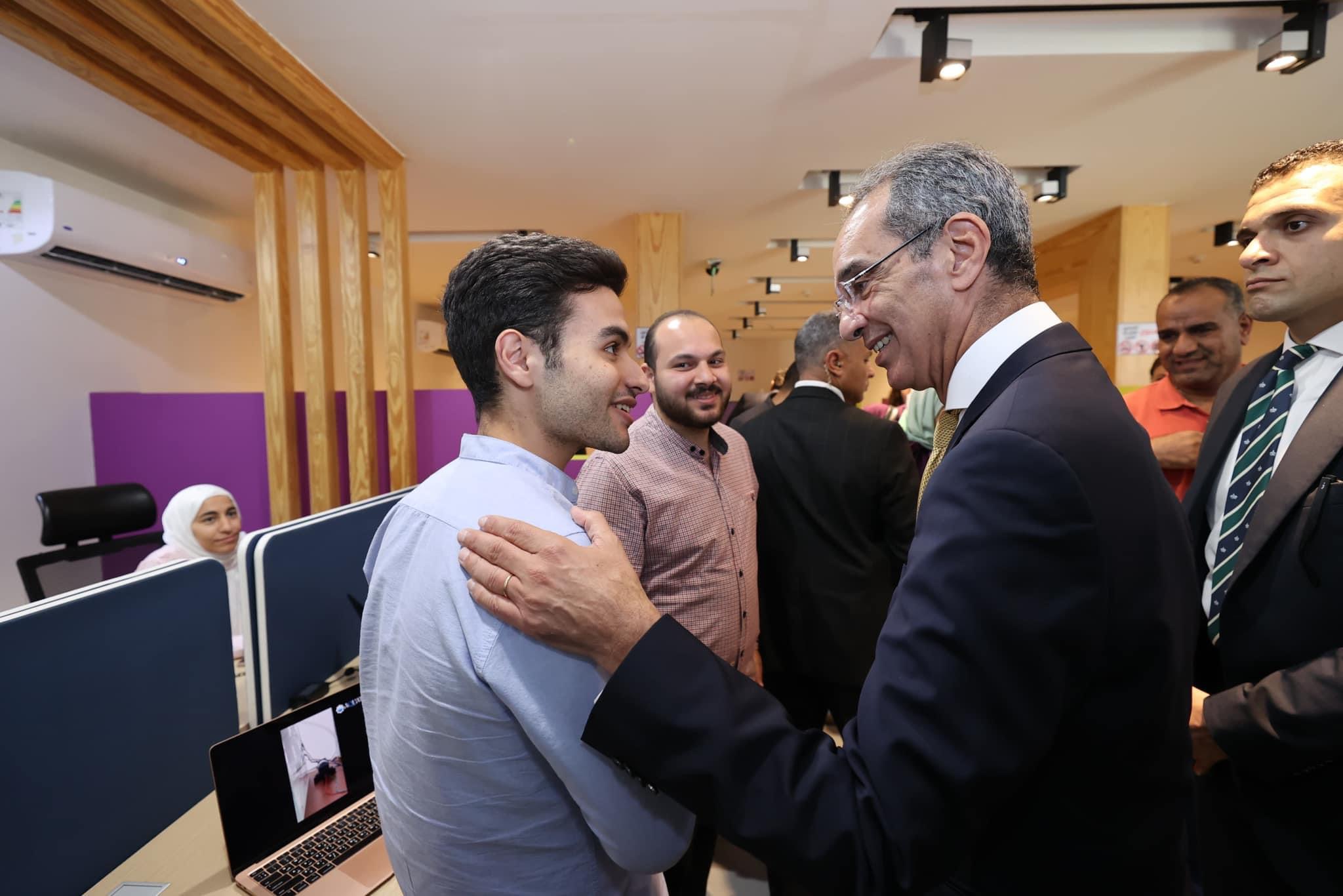 وزير الاتصالات: الشباب المصرى يتفوق حينما تتاح له الفرصة الحقيقية لتلقى المعرفة والإبداع