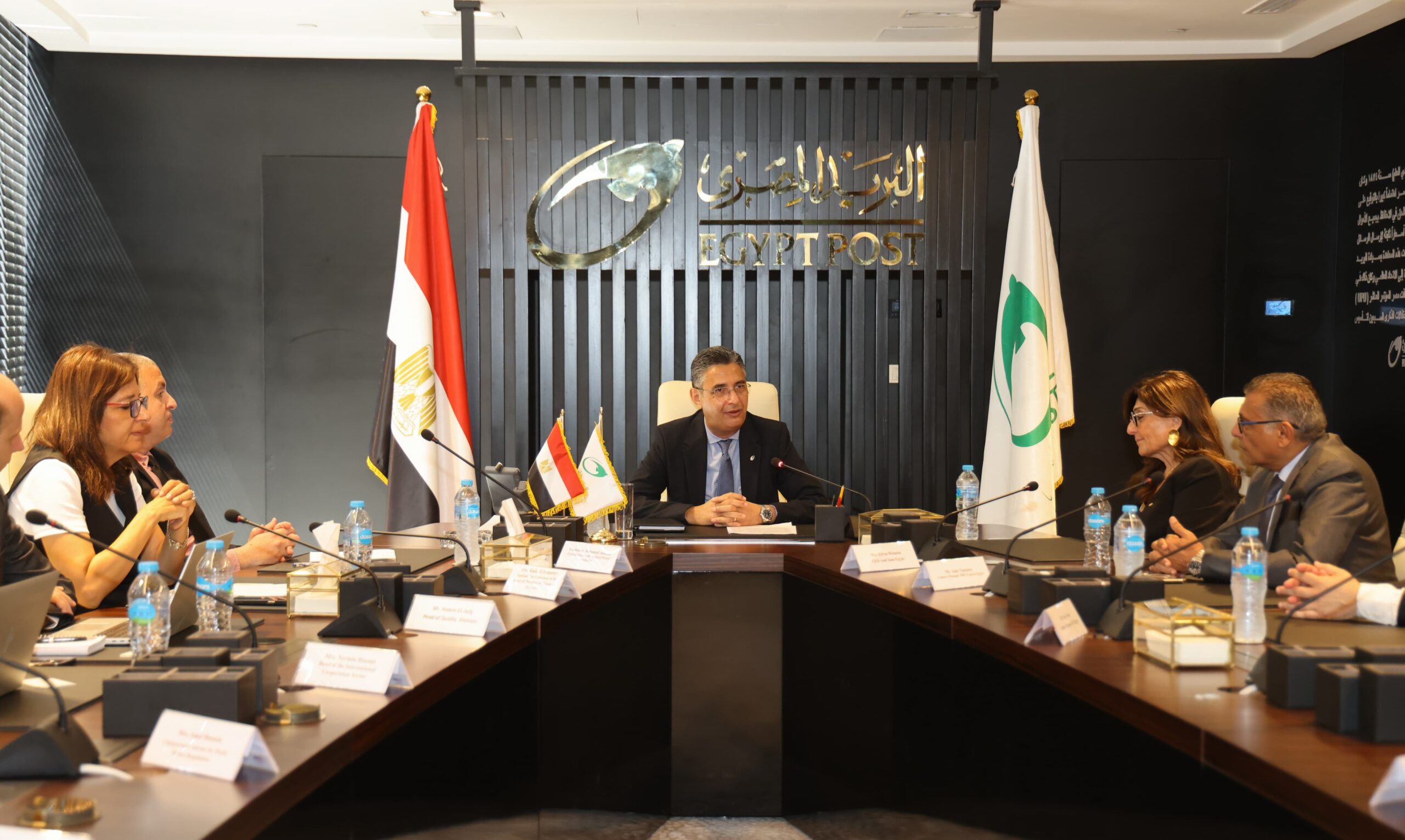 رئيس البريد المصري يلتقي ممثلي غرفة التجارة الأمريكية وكبرى شركات البريد السريع في مصر