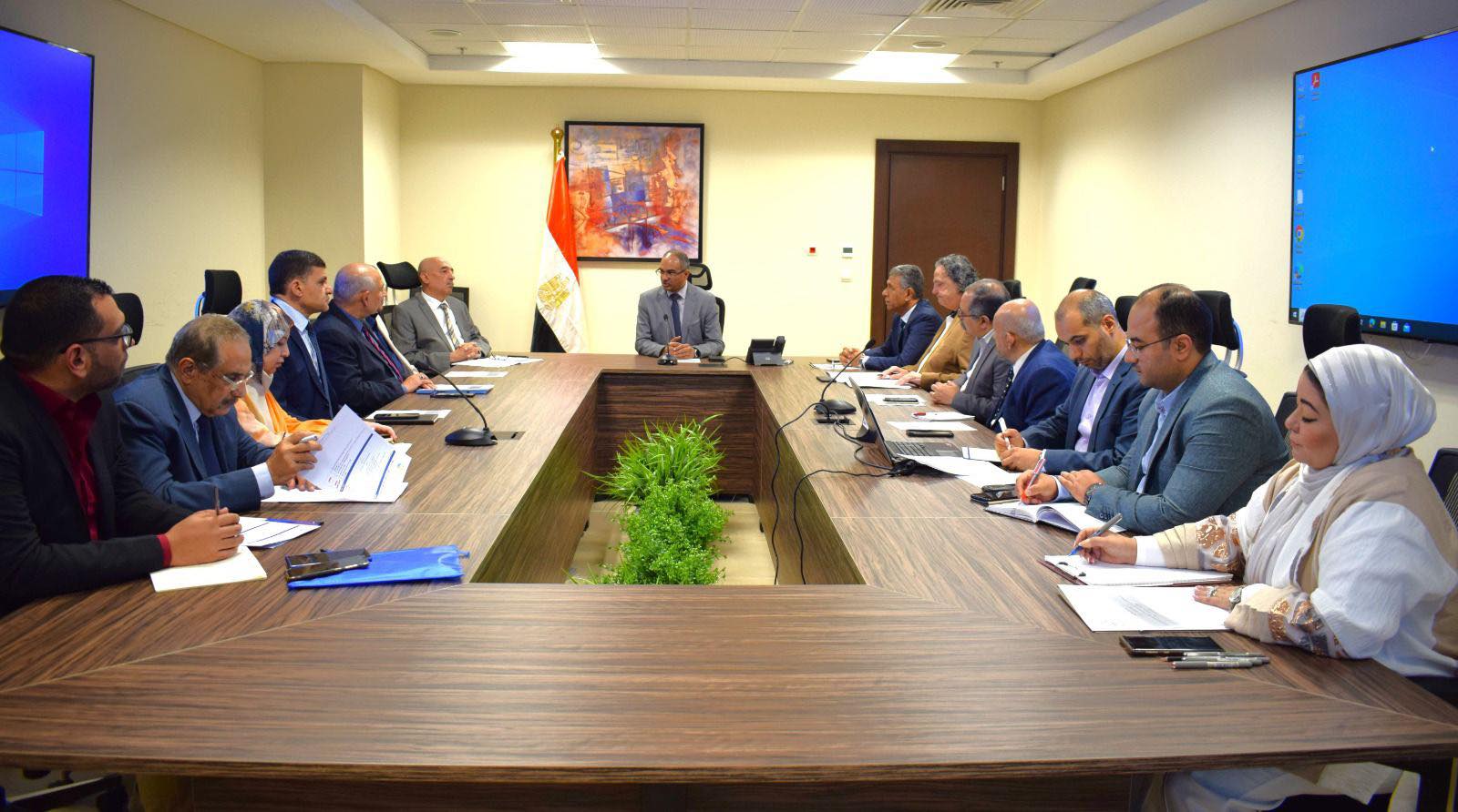 وزير الإسكان يتابع موقف مشروعات مياه الشرب والصرف الصحي بالتعاون مع شركاء التنمية