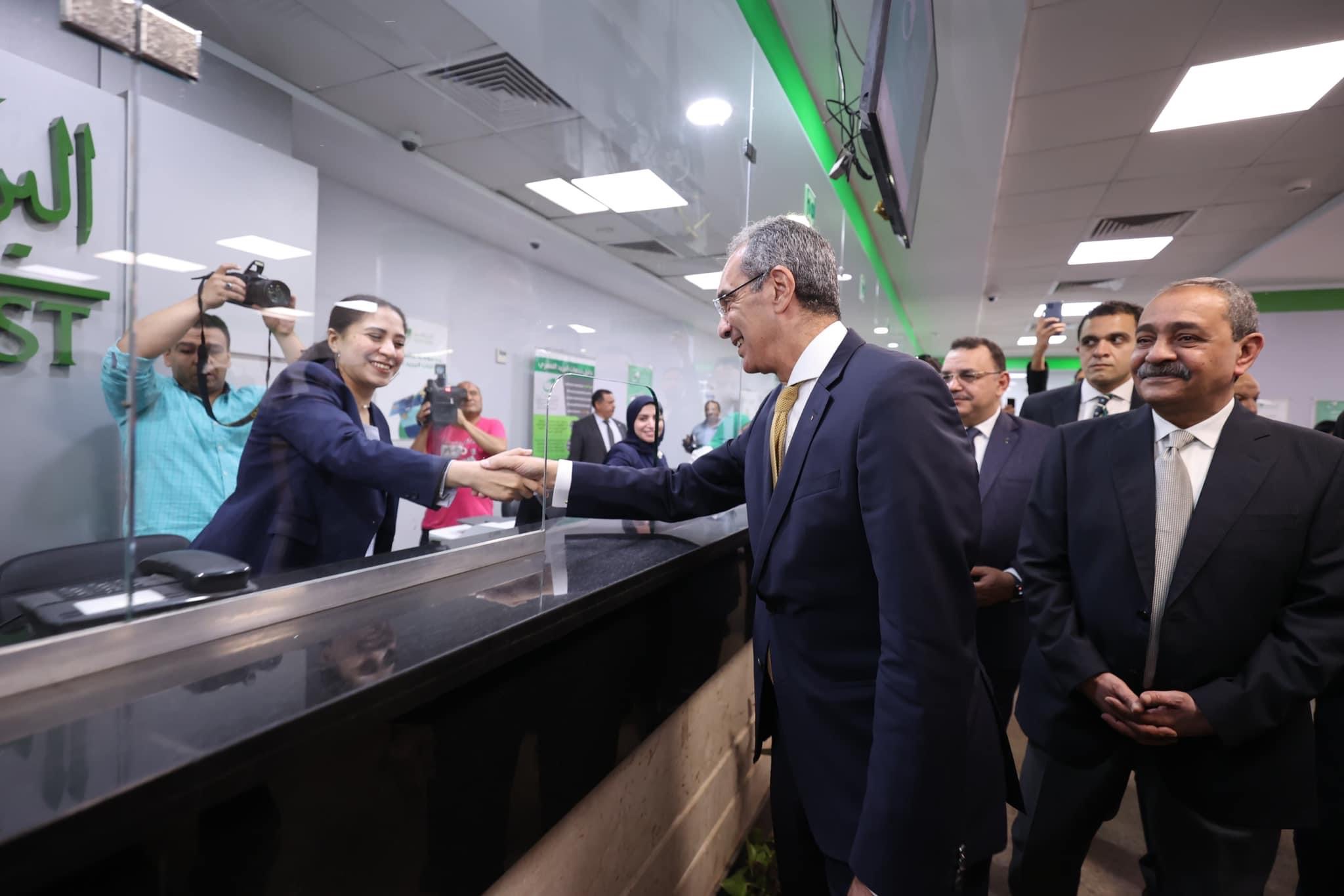 وزير الاتصالات يفتتح مبنى منطقة ومكتب بريد الإسماعيلية بعد تطويرهما