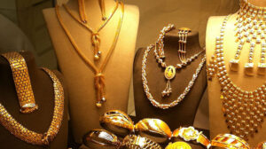 سوق الذهب في مصر يتحرك مع العالمي وعيار 21 يتراجع لـ3125 جنيها