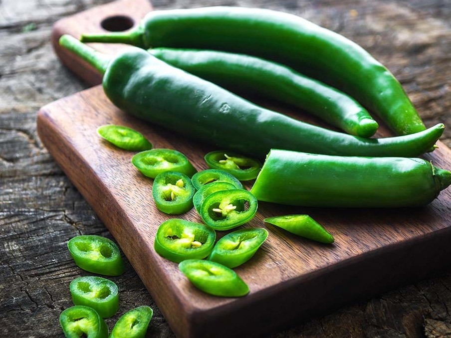 يمد الجسم بالنشاط والحيوية.. 9 فوائد وراء تتناول الفلفل الأخضر  يوميًا