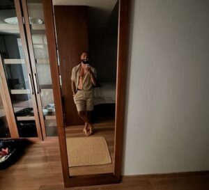 حلق شعره على الزيرو.. محمد صلاح يصدم جمهوره بـ”لوك جديد”