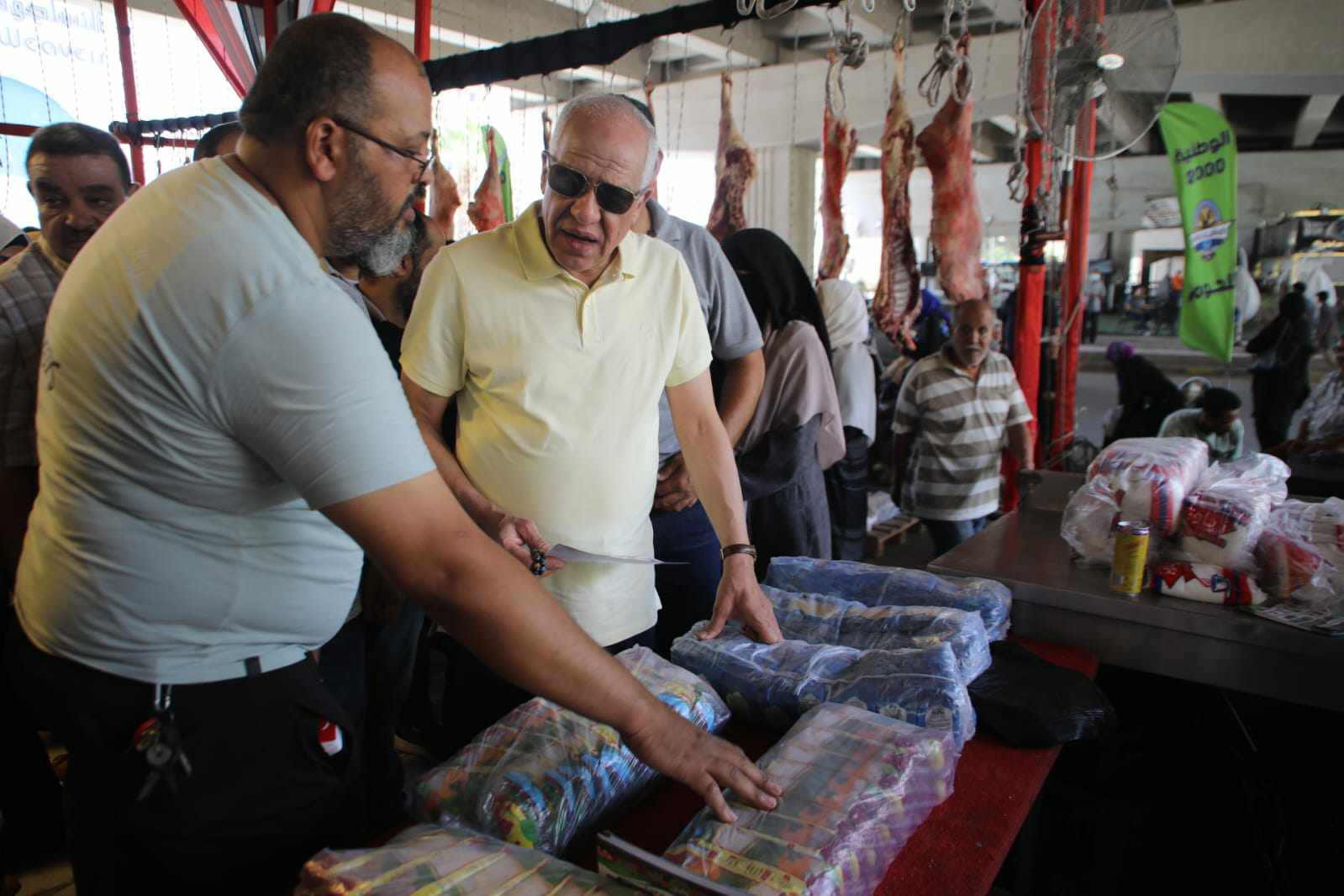 محافظ الجيزة يتفقد منفذ الوطنية لبيع اللحوم بالعمرانية
