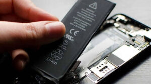 أبل تعمل على تسهيل استبدال بطاريات آيفون