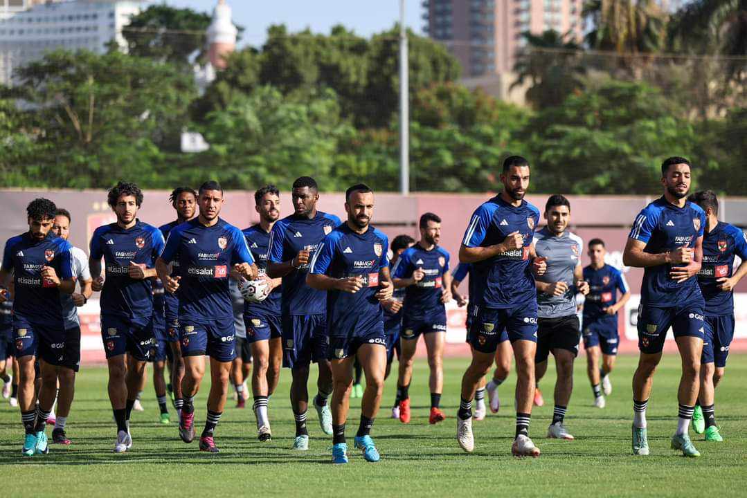 لاعبوا الأهلي يدعموا أسرة مشجعتي الفريق بمبلغ مالي