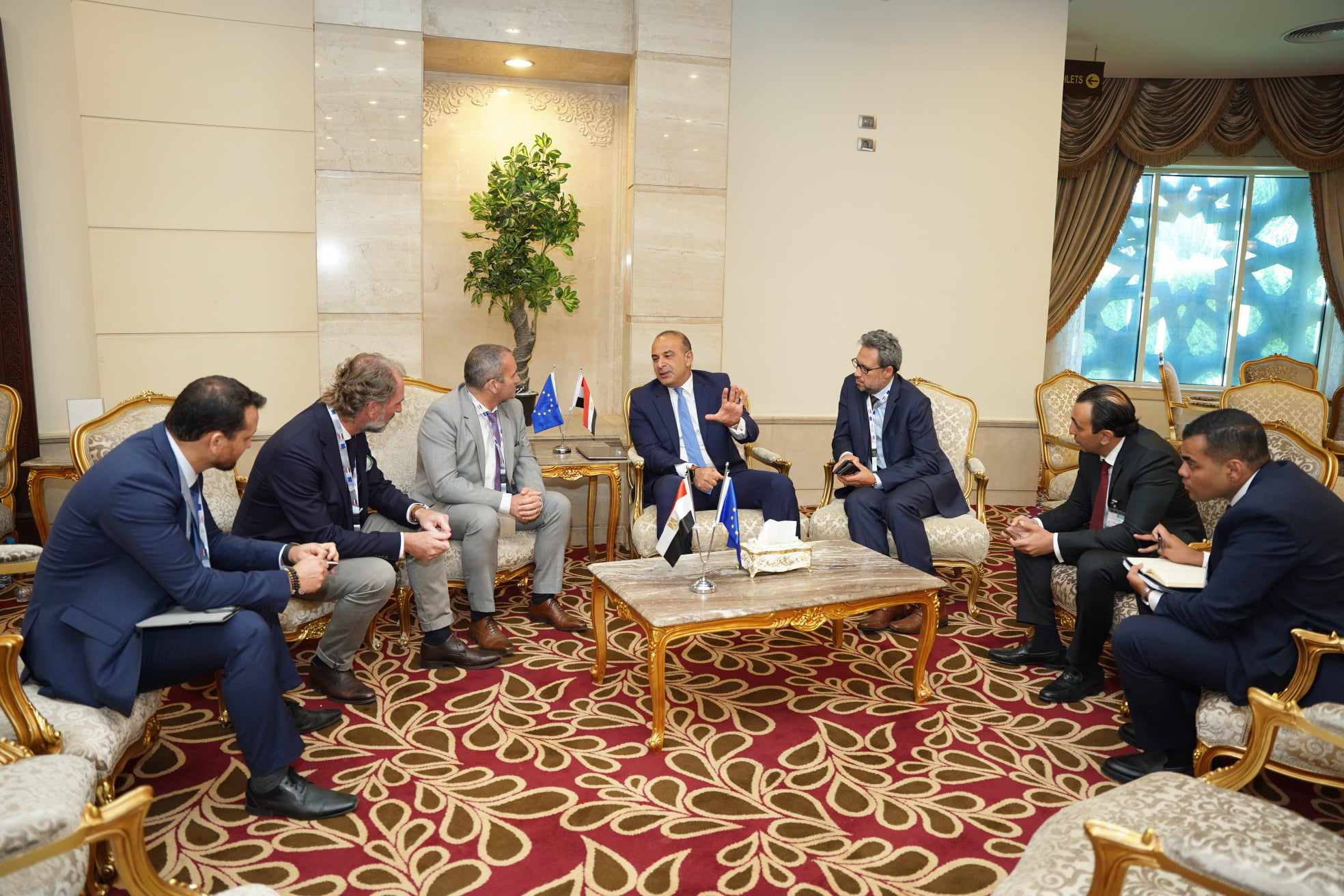 نائب وزيرة التخطيط يلتقي ممثلي شركة ETF VINCI الفرنسية لتعزيز سبل التعاون في توطين صناعات السكك الحديدية