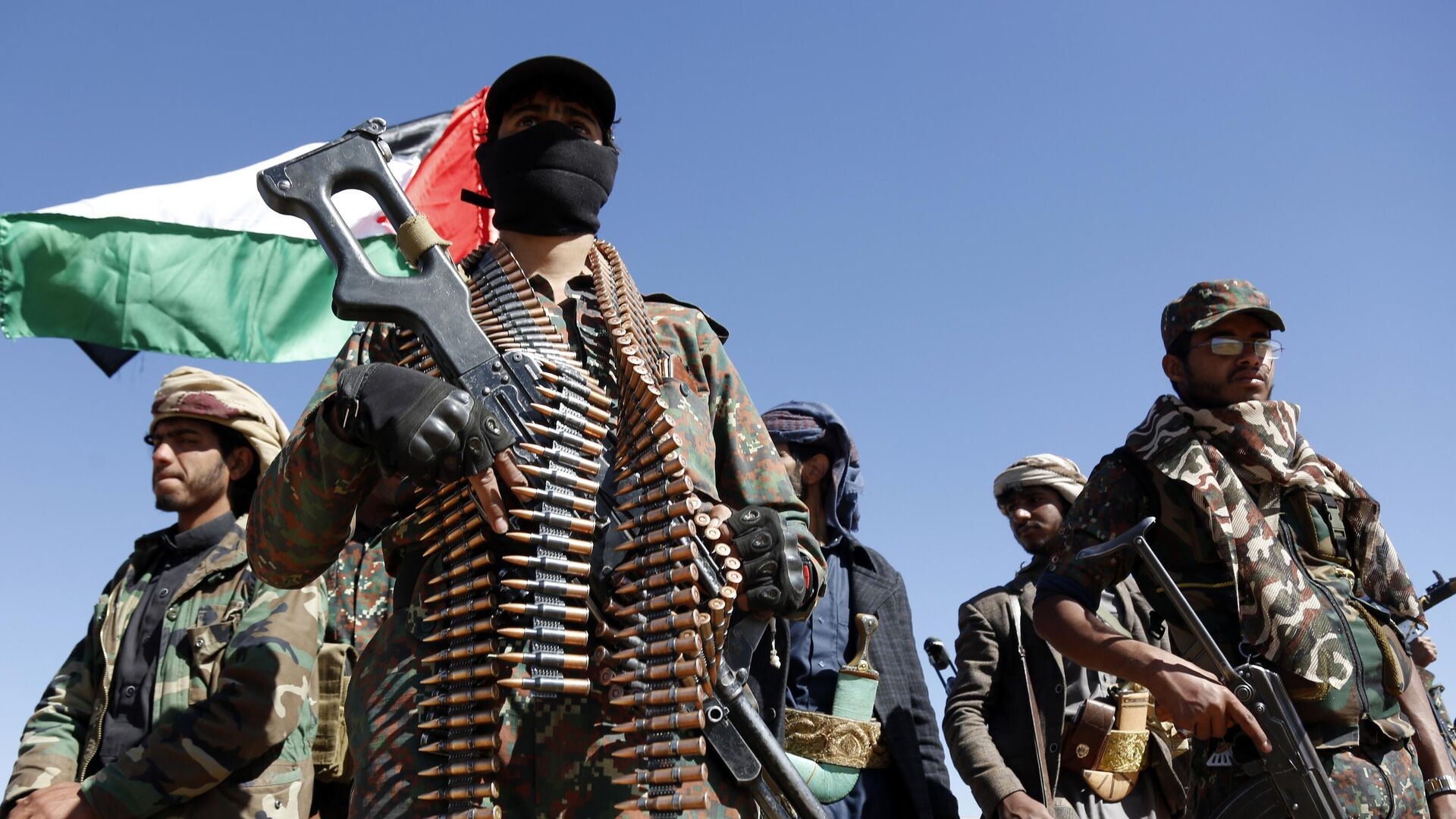 دعمًا لغزة .. الحوثي يصعد الهجمات ضد إسرائيل وأمريكا وبريطانيا