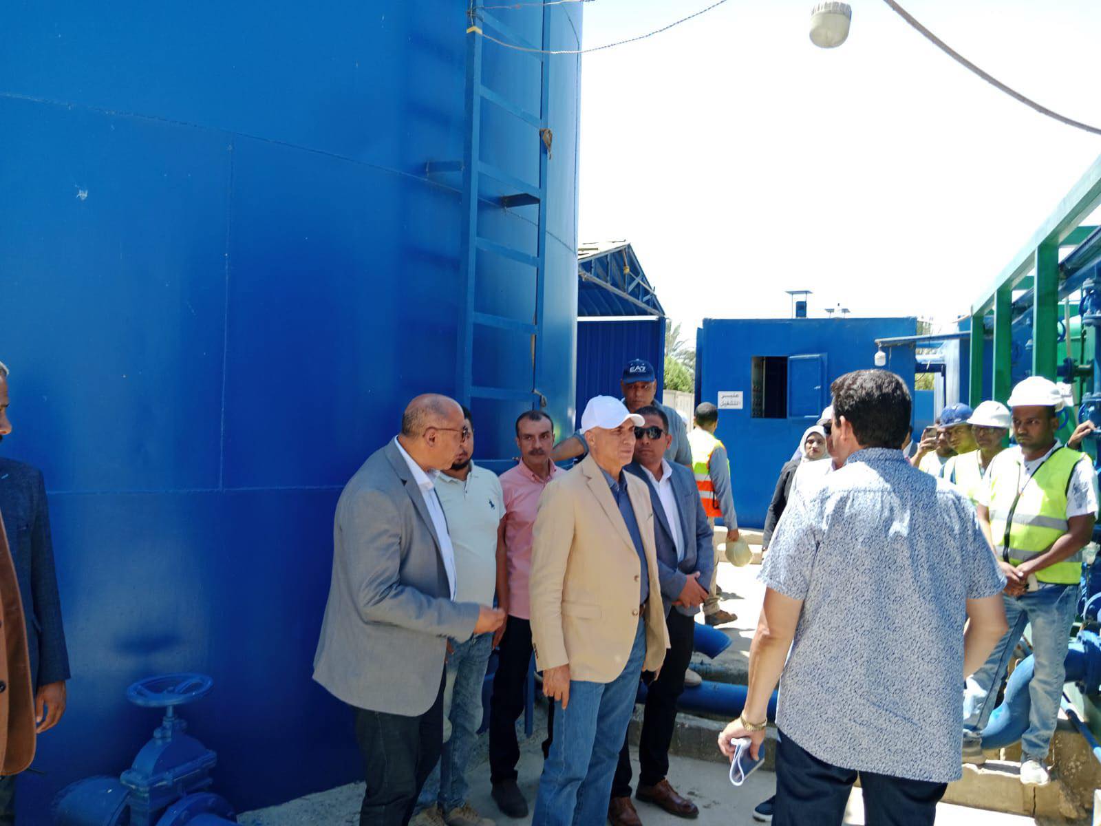 نائب رئيس هيئة المجتمعات العمرانية يتابع سير العمل بمشروعات مدينة أخميم الجديدة