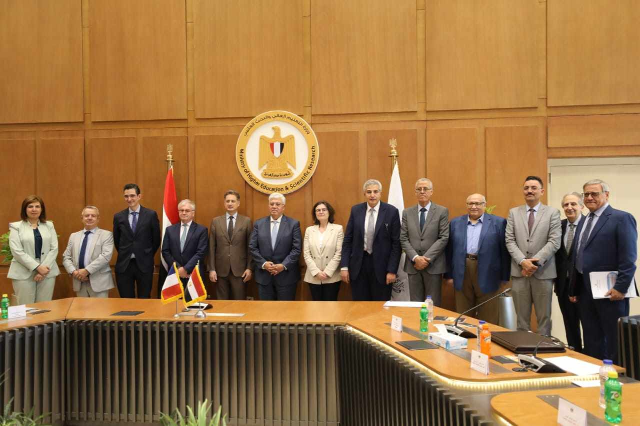 تعاون بين الجامعة الفرنسية في مصر وجامعة باريس 1 لتعزيز مهارات إدارة السياحة التراثية