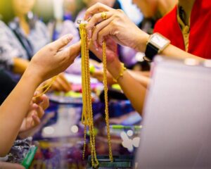 مستوى تاريخي جديد لسعر الذهب العالمي والذهب المحلي يتألق  .. تفاصيل