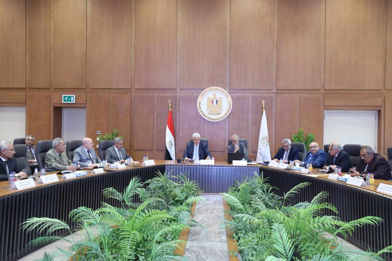 وزير التعليم العالي يرأس اجتماع مجلس الجامعات الأهلية