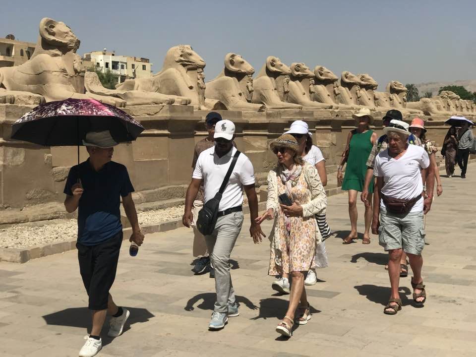 إقبال سياحي مميز على معابد الأقصر رغم موجة الطقس الحارة في الجنوب